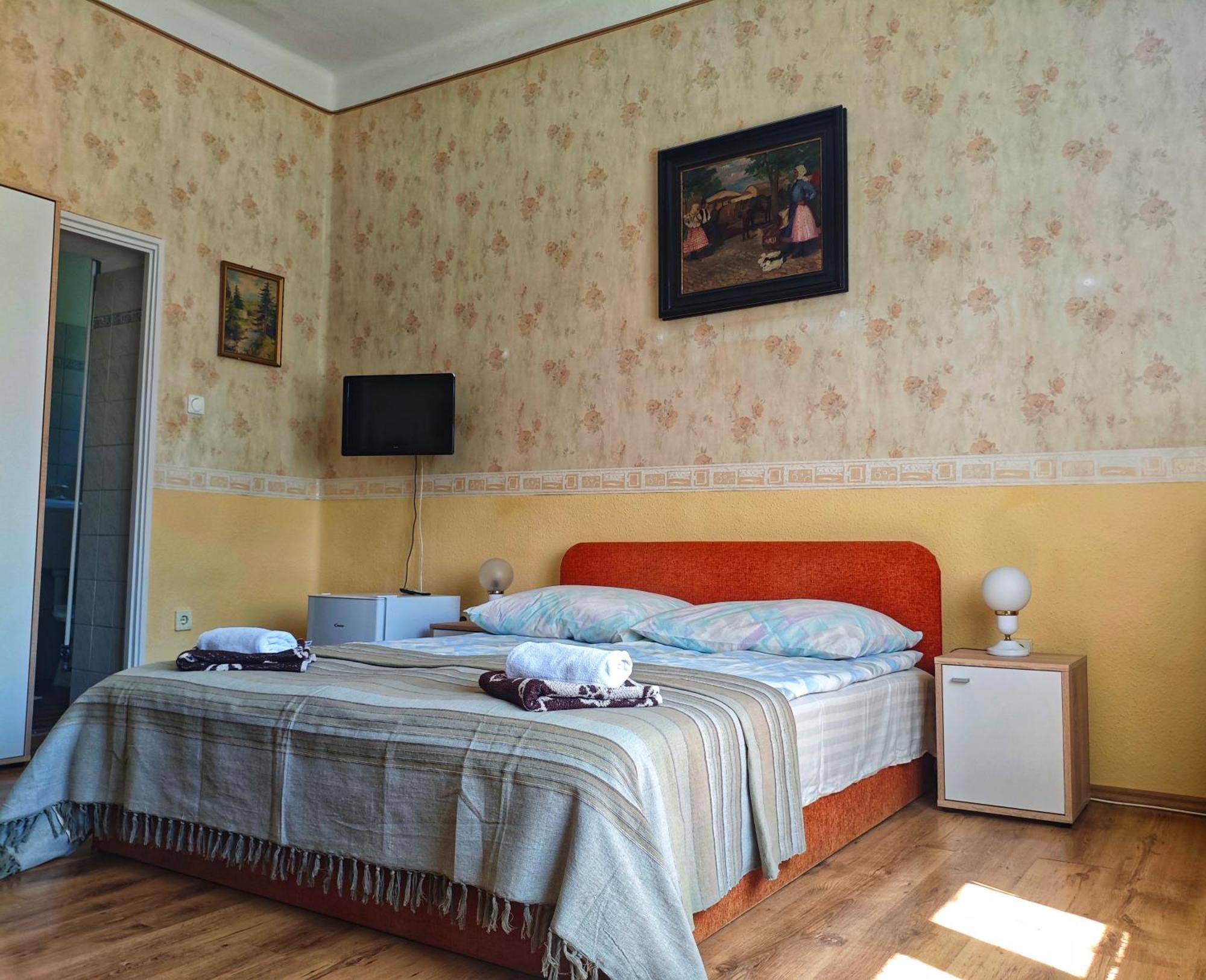 Illes Vendeghaz Hotel Keszthely Exterior photo