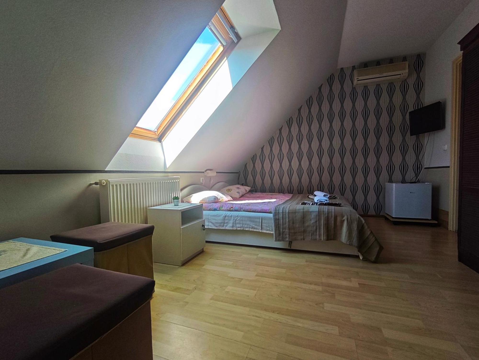 Illes Vendeghaz Hotel Keszthely Exterior photo