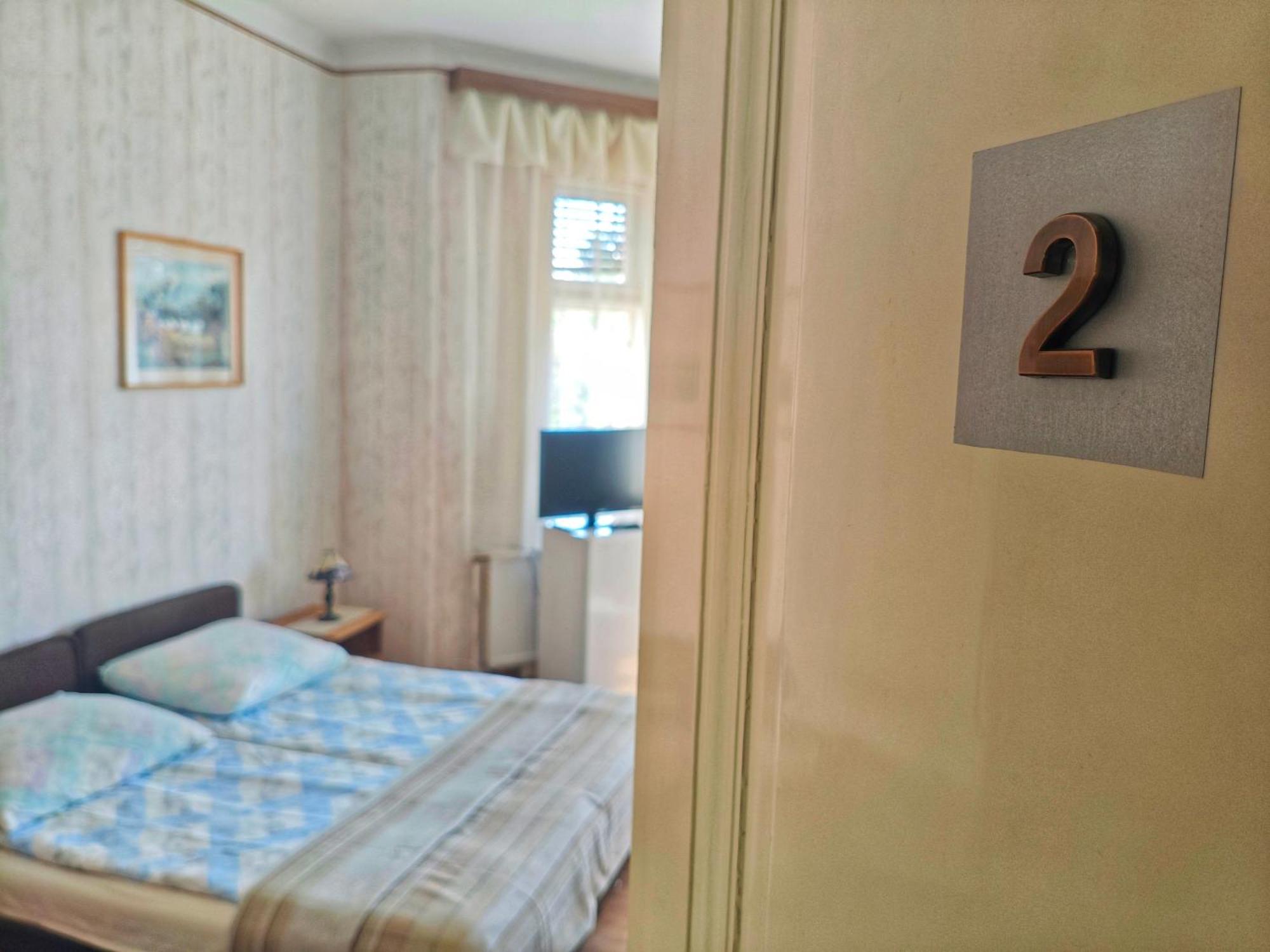 Illes Vendeghaz Hotel Keszthely Exterior photo